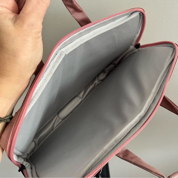 Tucano soft pink laptop bag called “Workout Cable Out” good condition - Picture 5 of 16